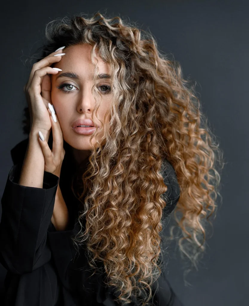 chica con pelo rizado en peluqieria en logroño muy lolitas hair spa