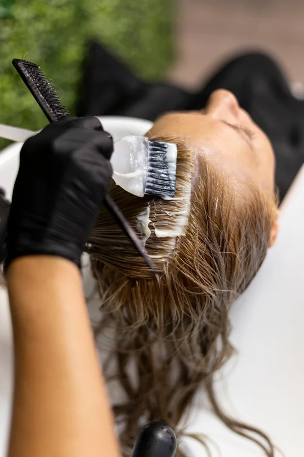 una chica haciendo mechas con técnica balayage en logroño